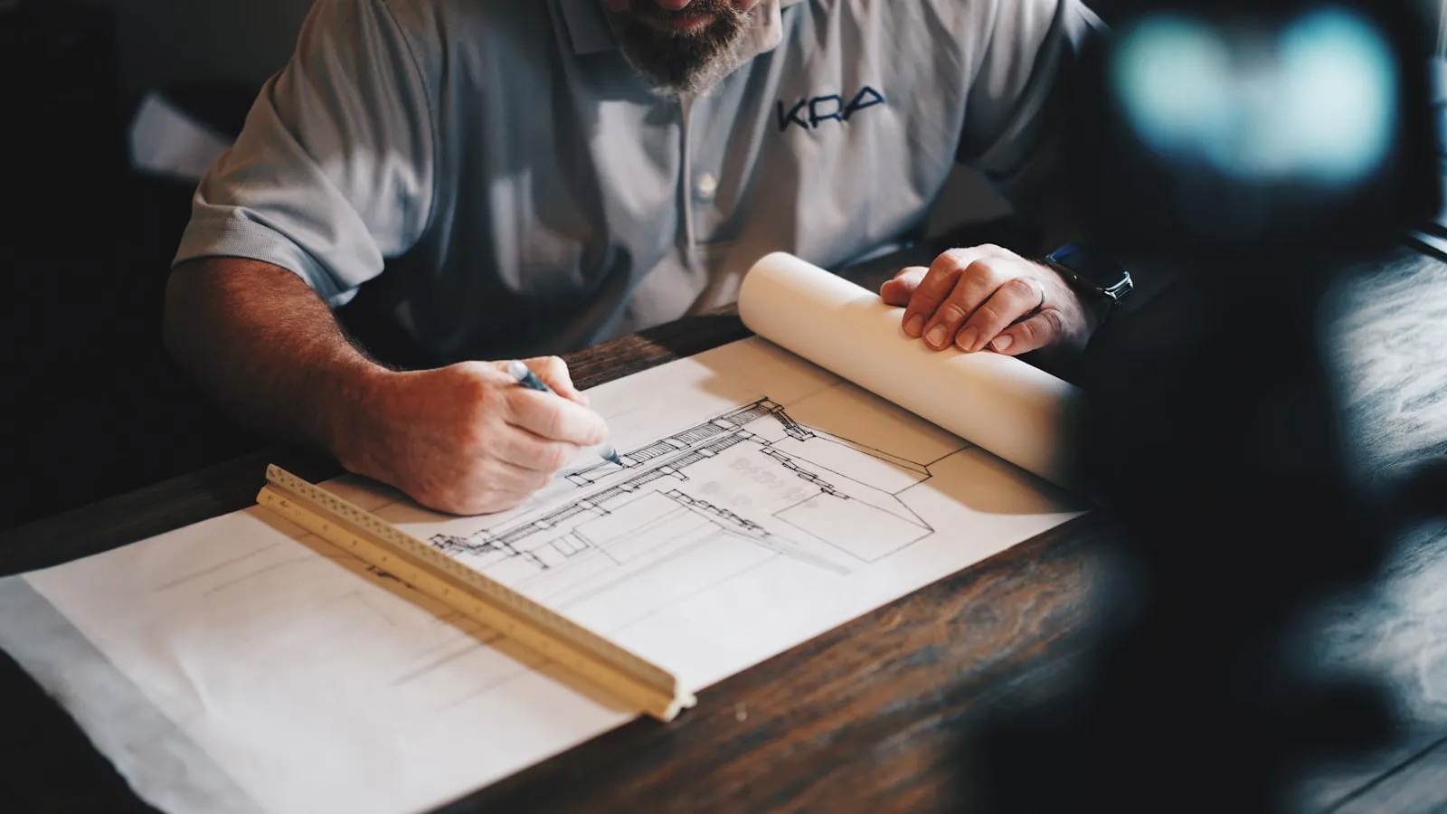 Handwerker plant ein Projekt am Zeichentisch