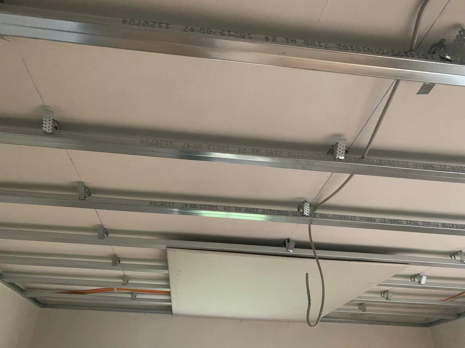 Metall-Unterkonstruktion einer abgehängten Decke auf einer Baustelle von Toni Bau